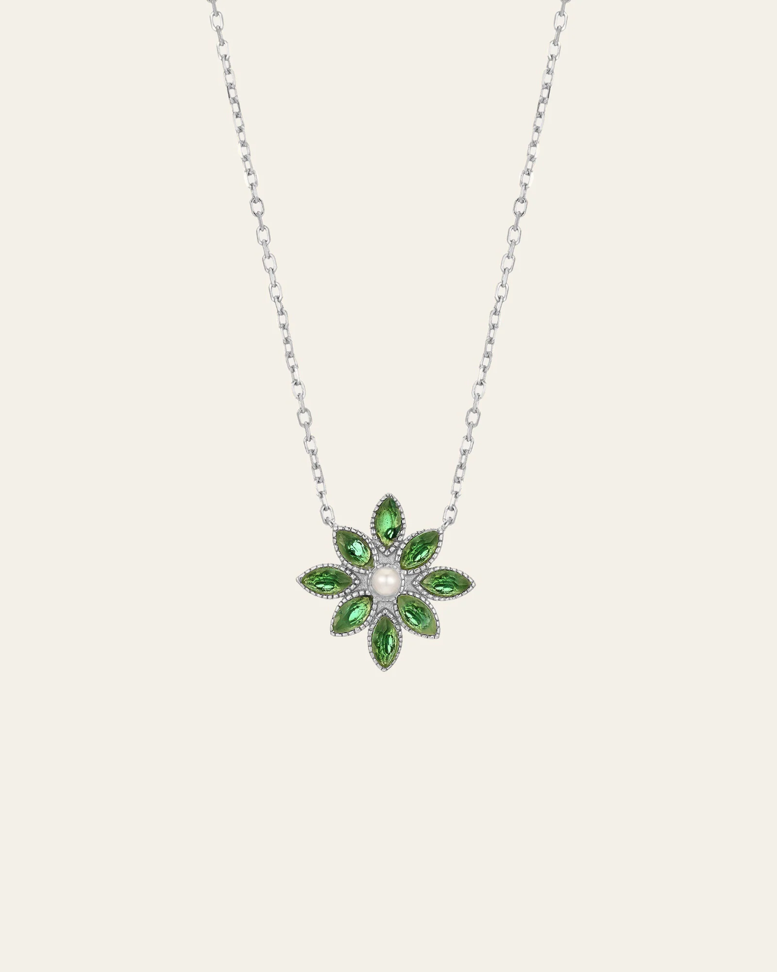 Cámellia Emerald Pearl Necklace - Image 10